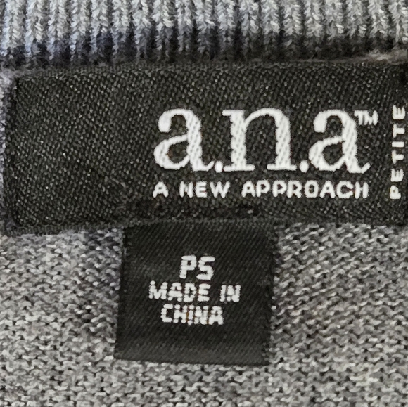 ANA snow leopard animal promt puffy sleeve sweater Petite small - Picture 3 of 3